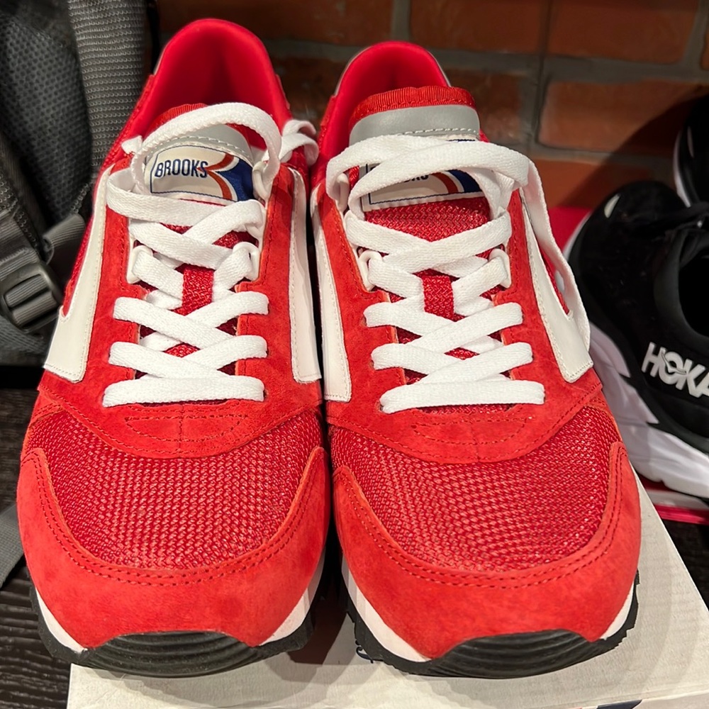 Brooks men’s Chariot size 9.5. Retired style! Impossible to find!